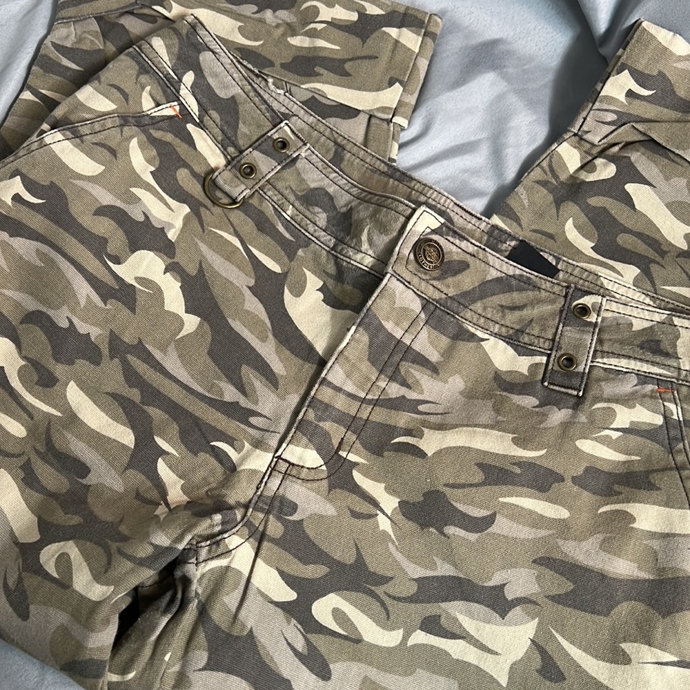 Harley Davidson Camouflage cargo pant size 6 Capri length